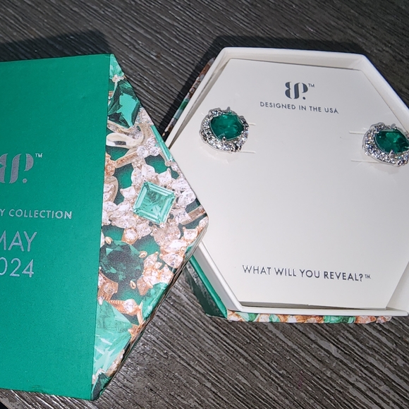 May 2024 emerald bomb party earrings - Picture 2 of 3